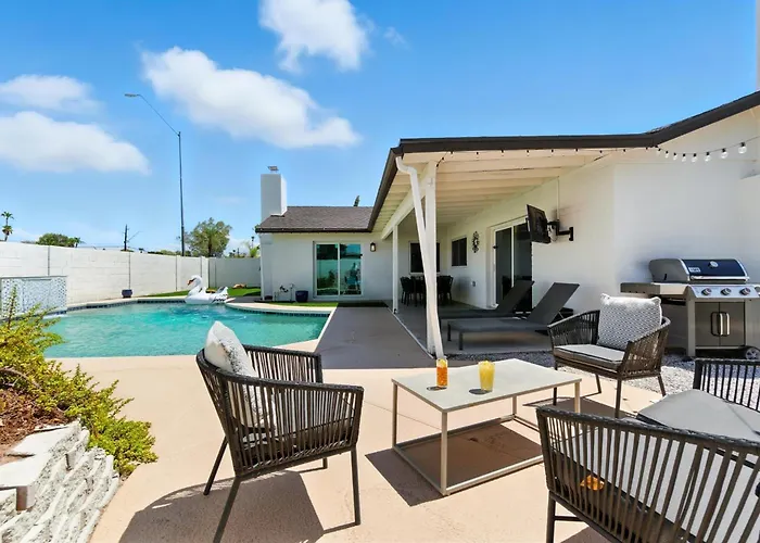 Greenway Getaway - Private Pool - North Scottsdale *
